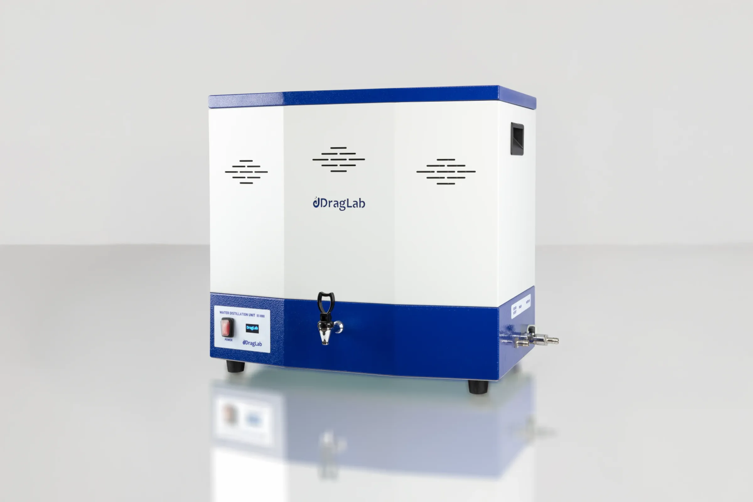 DragLab automatic water still with a digital display for convenient monitoring of laboratory water distillation.