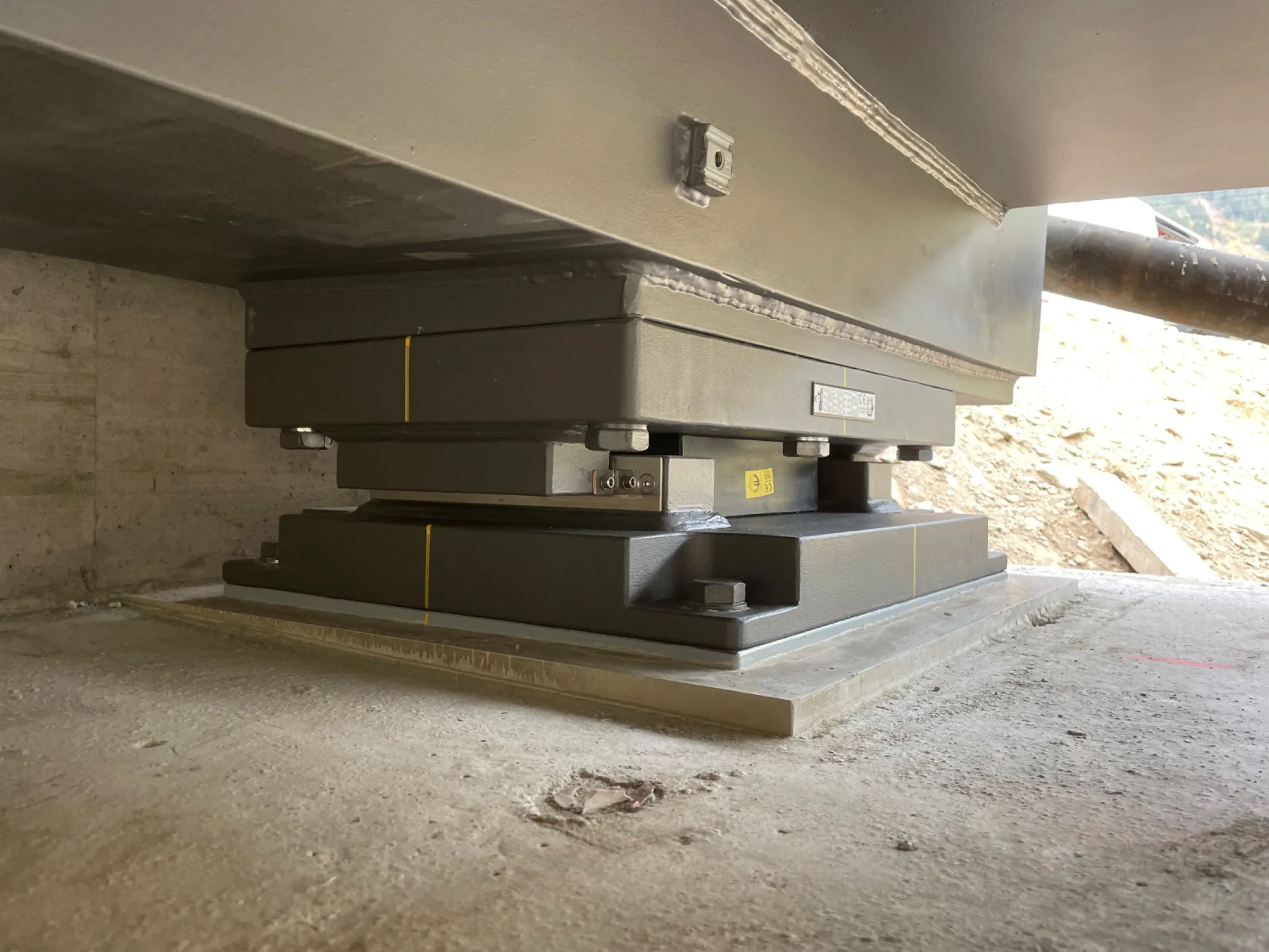 Restraining structures