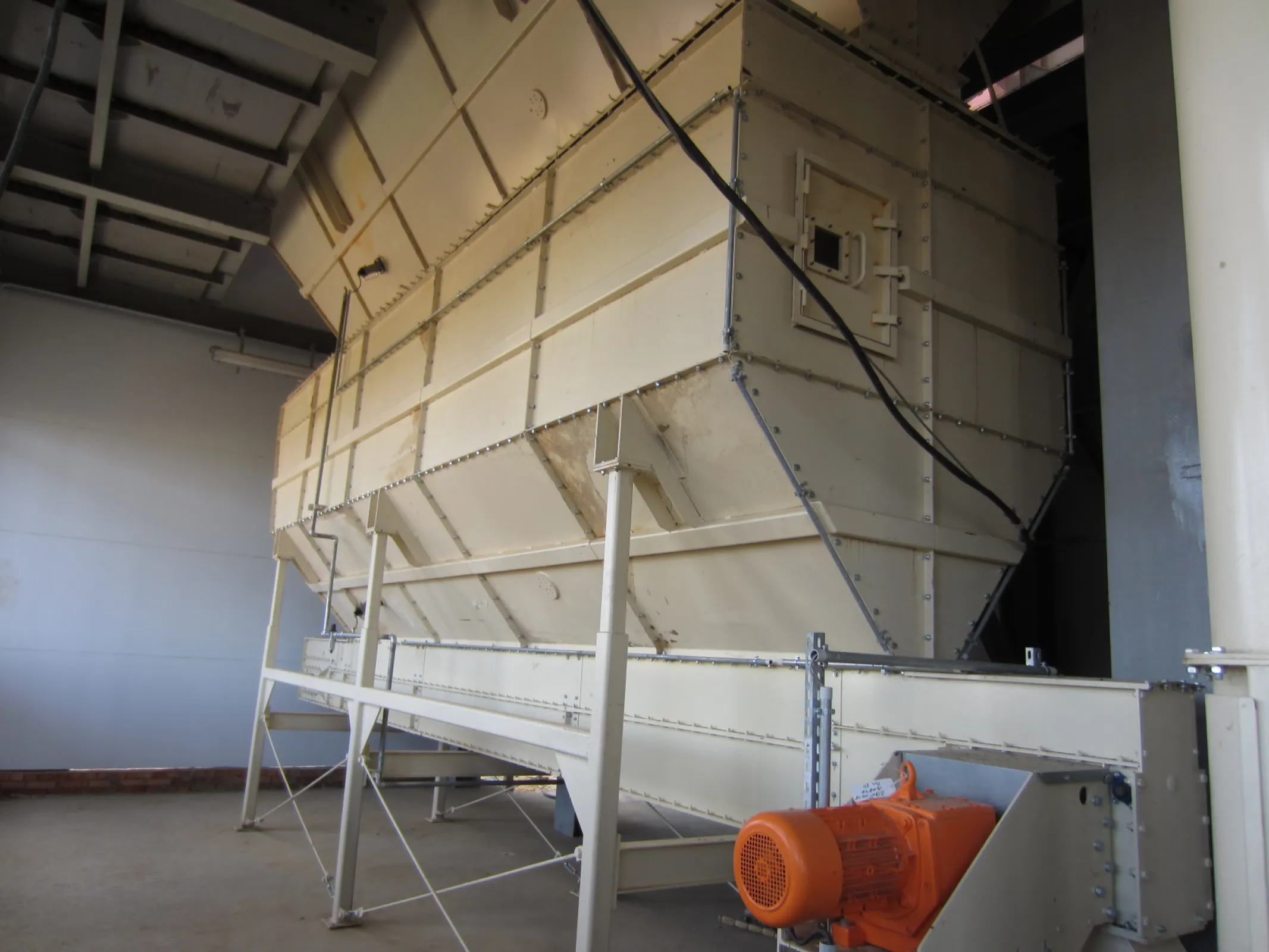 Dosing scale with buffer hopper