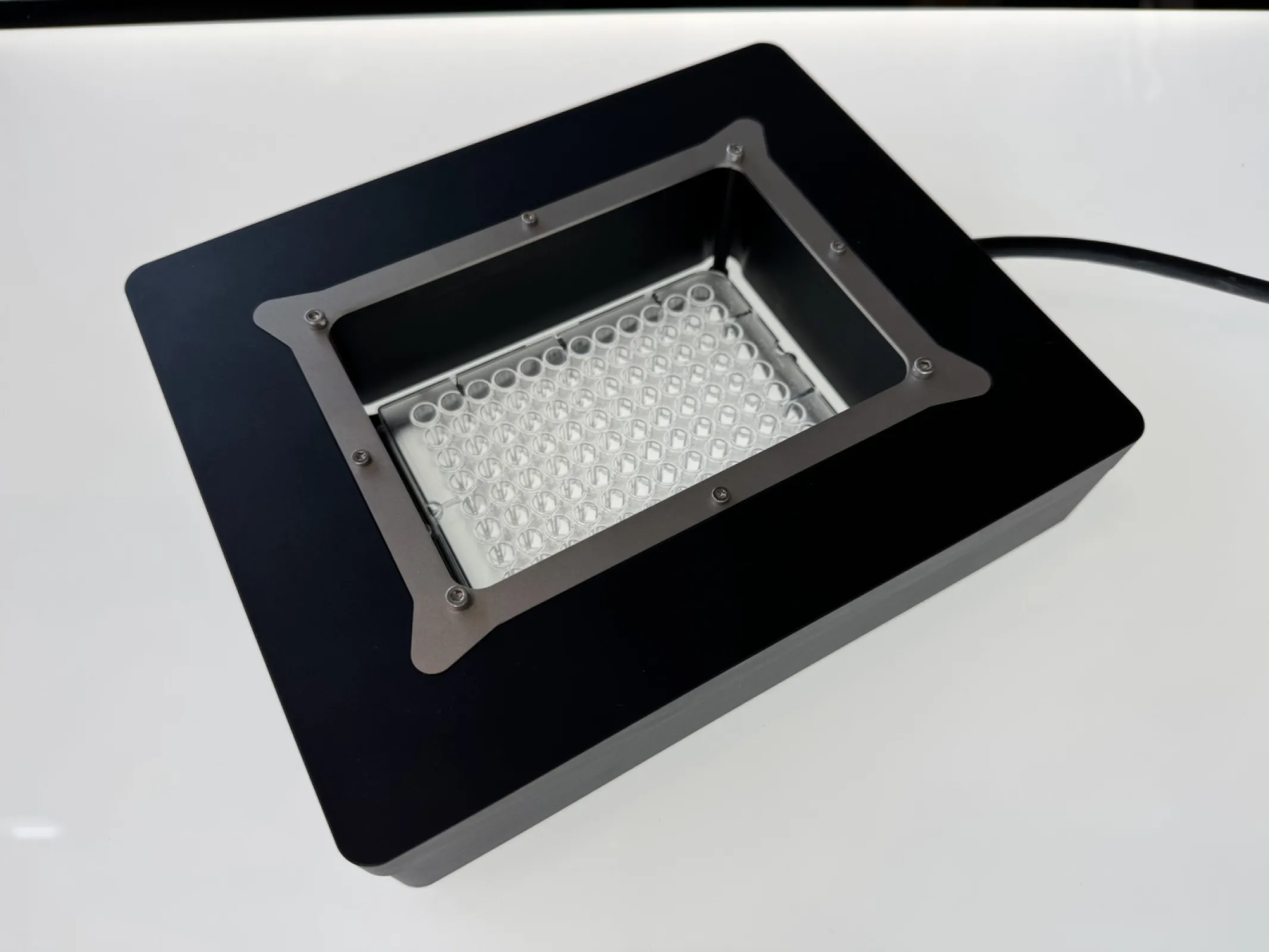 Top view of the Oculus Orbit with a mounted microtiter plate, demonstrating the unobstructed view through the clear aperture.