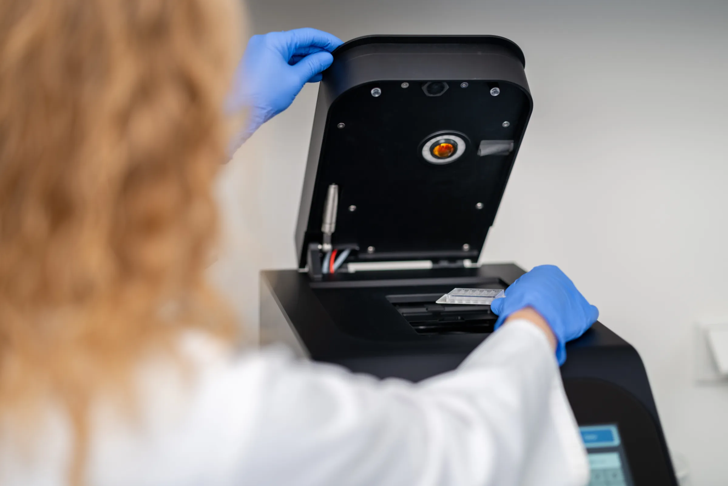 SpheroScan Explorer: manual loading of microfluidic chip