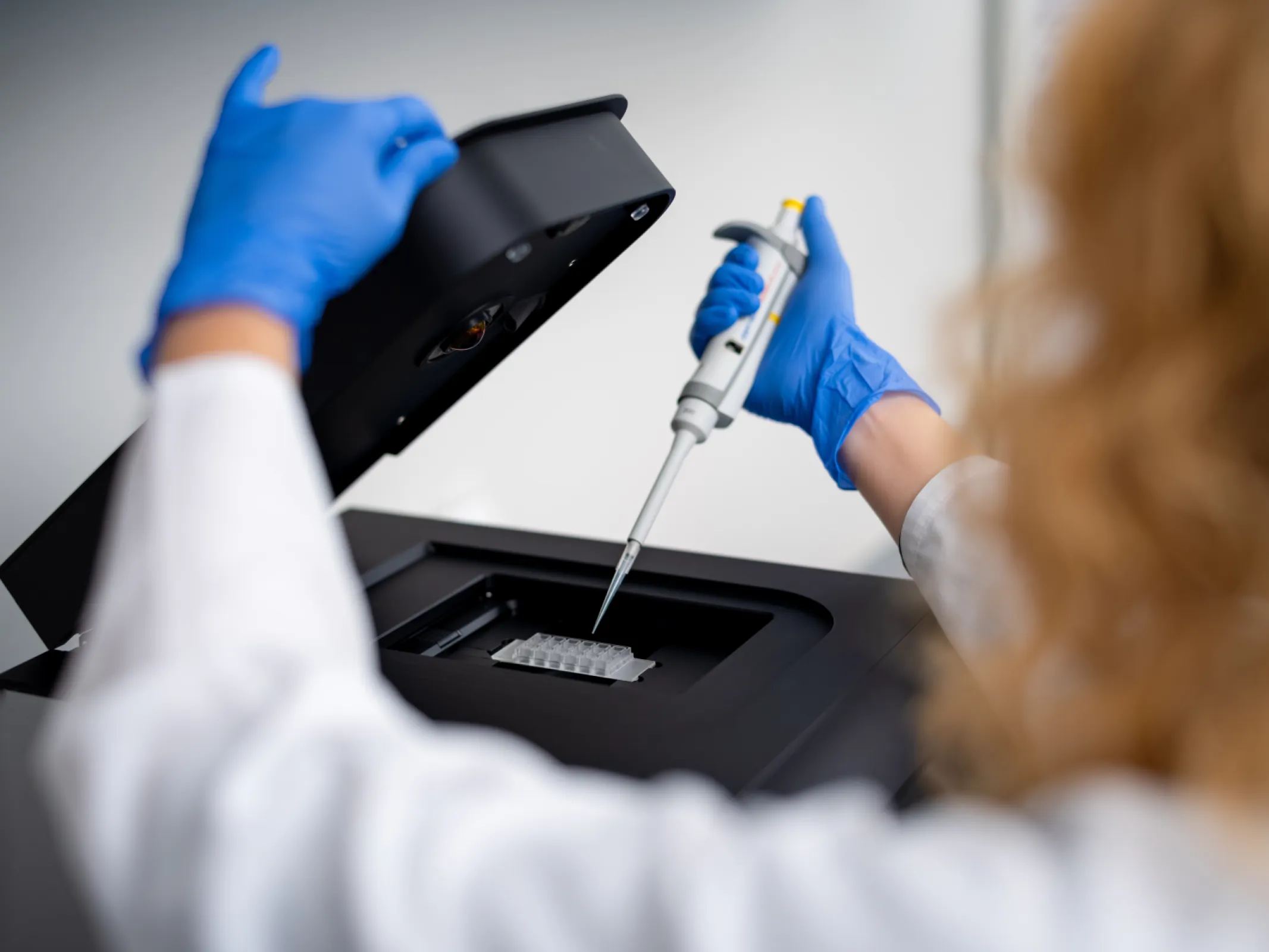 SpheroScan Explorer: manual dispension of analyte