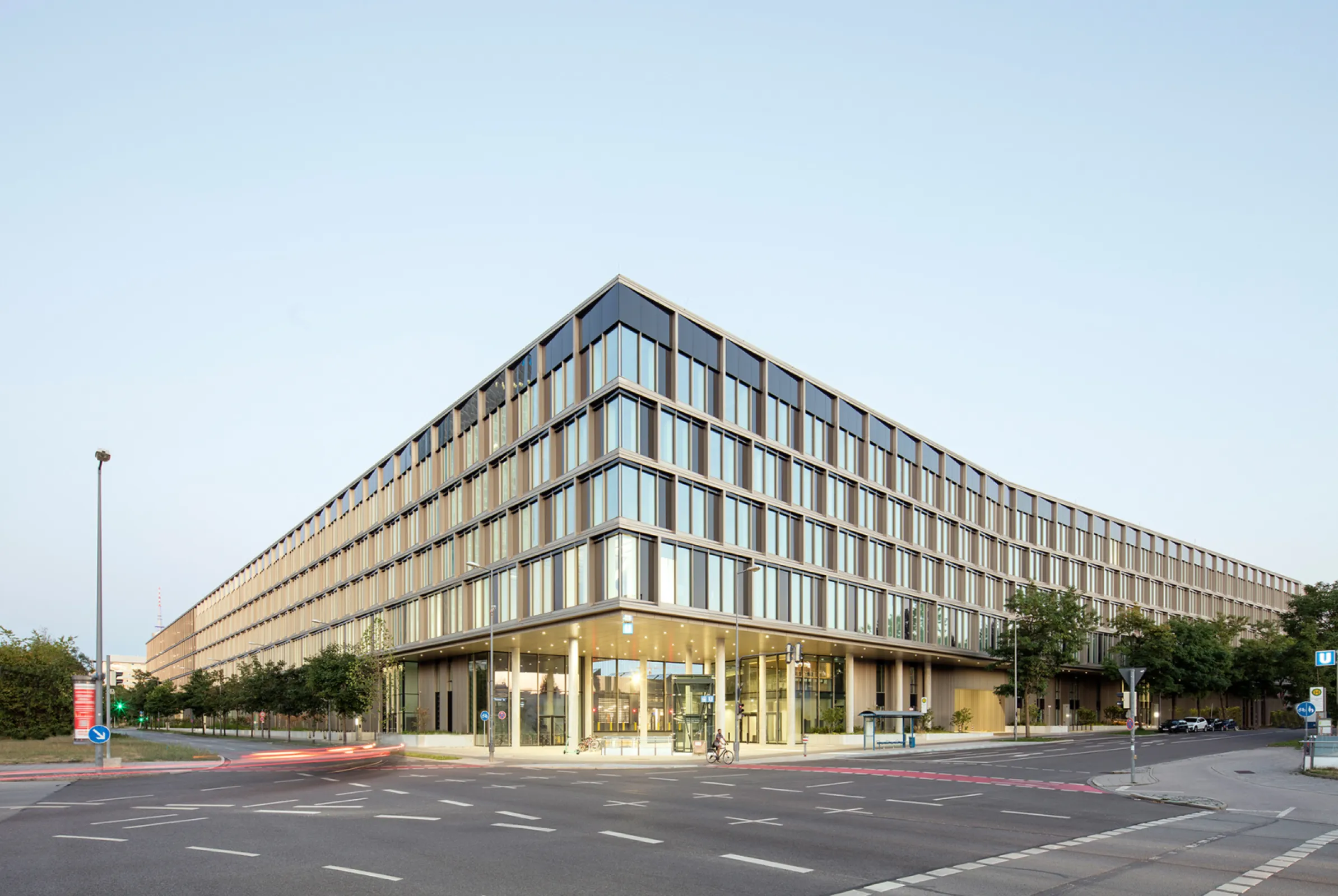 A shell building with offices surrounds the bus depot. © Oliver Heisner