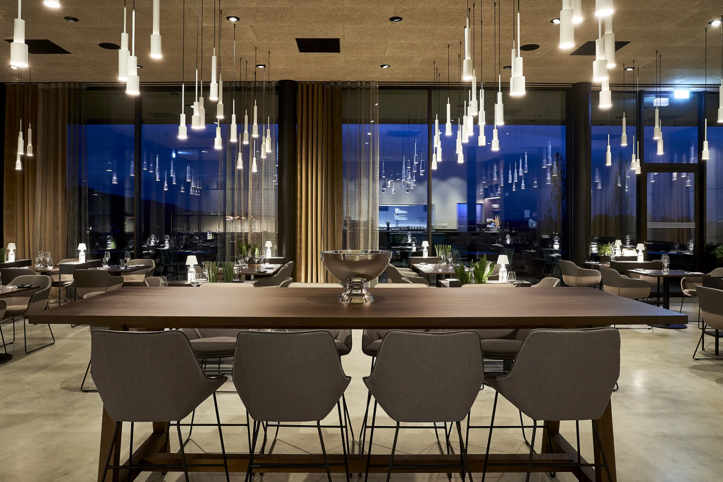 At our estate restaurant, our own wines as well as selected international wines are served alongside