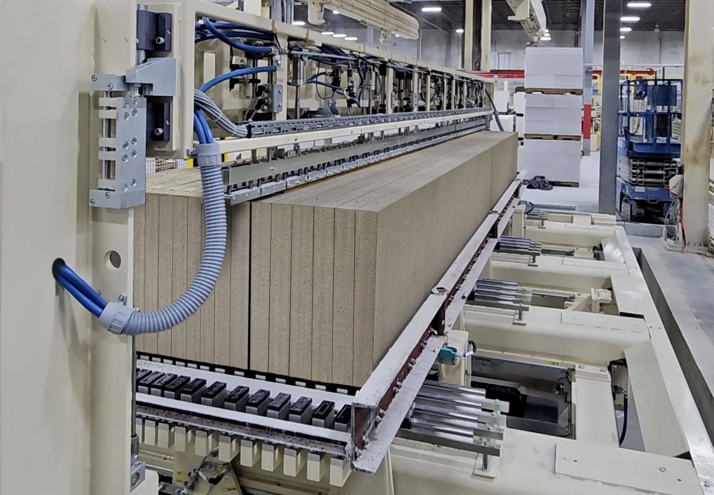 Green cake separating - separating layers prior to autoclaving and precisely defining the gap