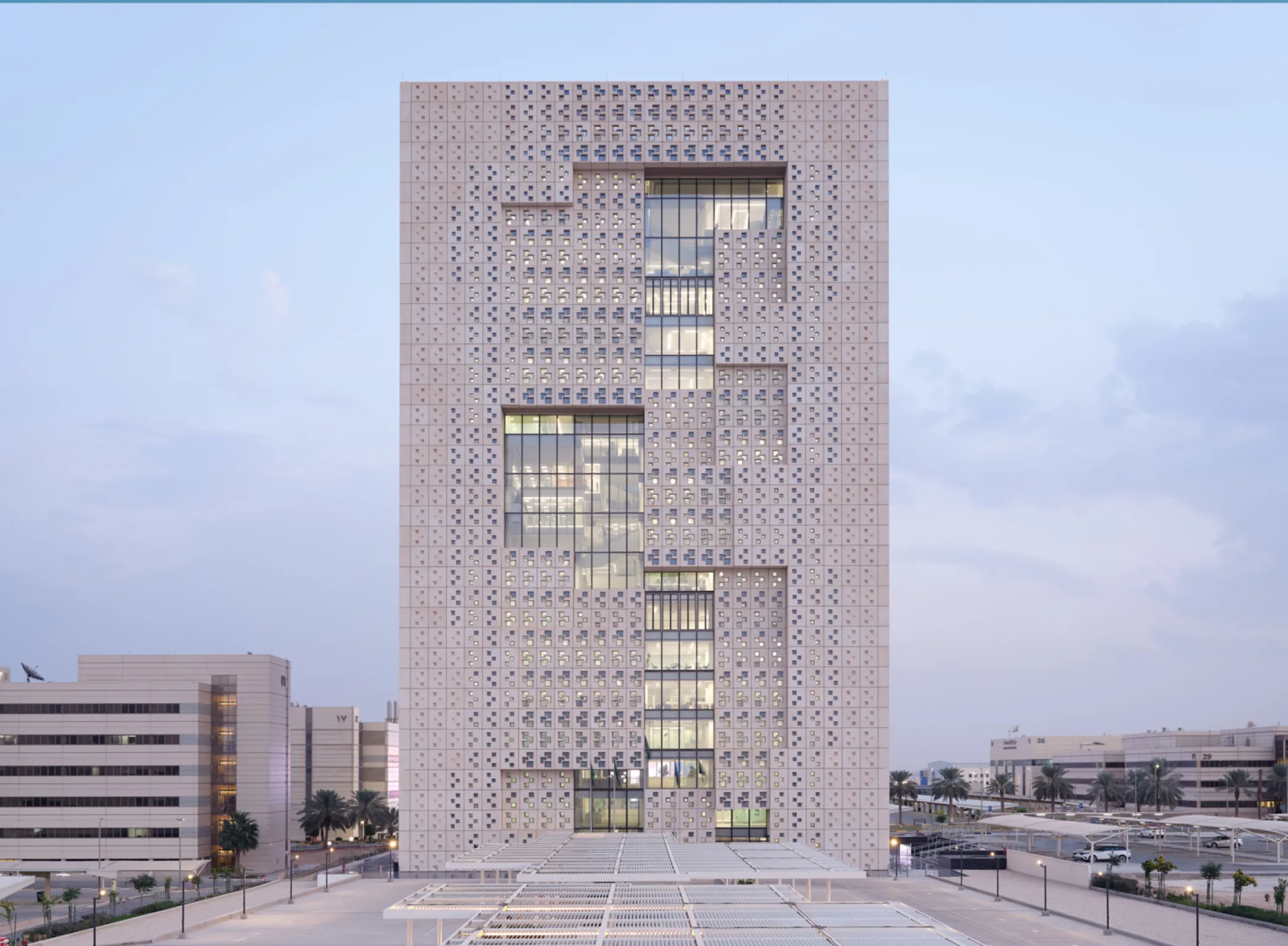 Stacked and rotated volumes give KACST Innovation Tower its distinctive silhouette. Inspired by Saudi Arabia’s traditional courtyard houses, the architecture reinterprets the riad as a contemporary framework for collaboration. Photo: Taufik Kenan
