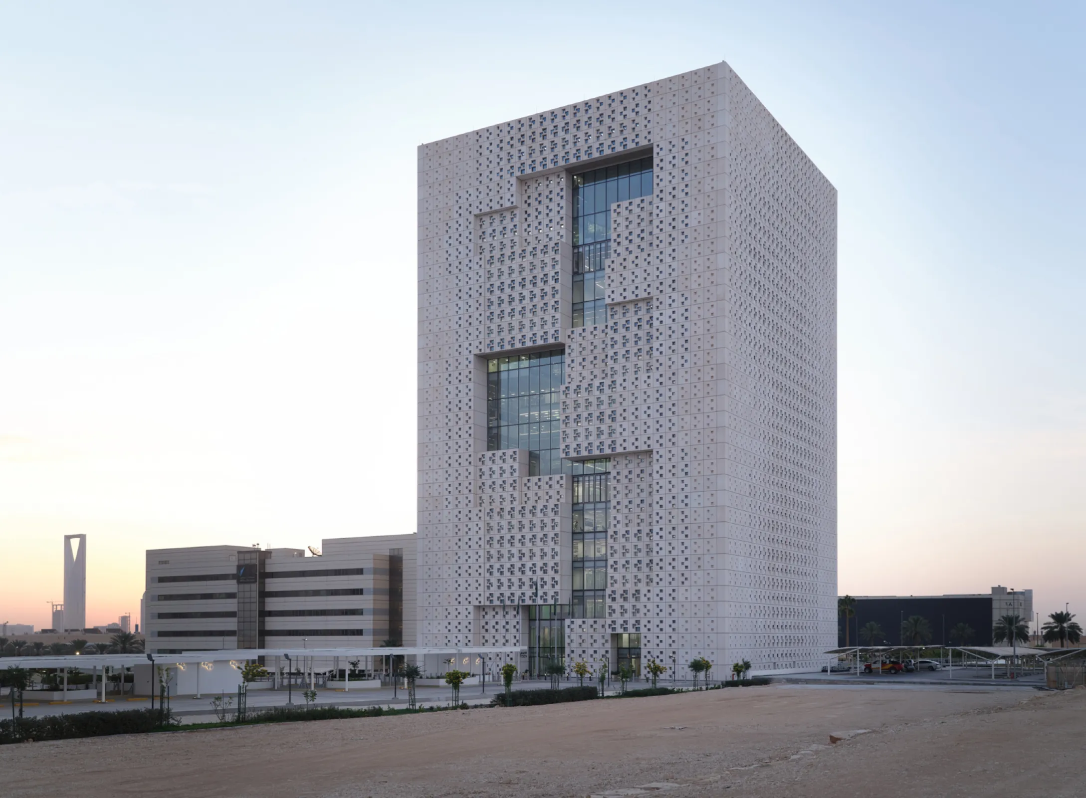 Set against Riyadh’s skyline, KACST Innovation Tower reveals its sculpted form. The interplay of solid surfaces and glazed atria gives the tower its distinctive identity while bringing light and spatial depth into the workplace. Photo: Taufik Kenan