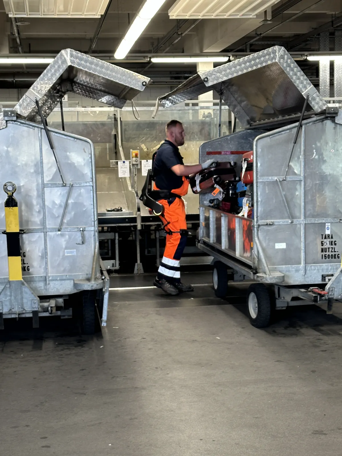 AI-powered lifting support EXIA for ground handling teams.