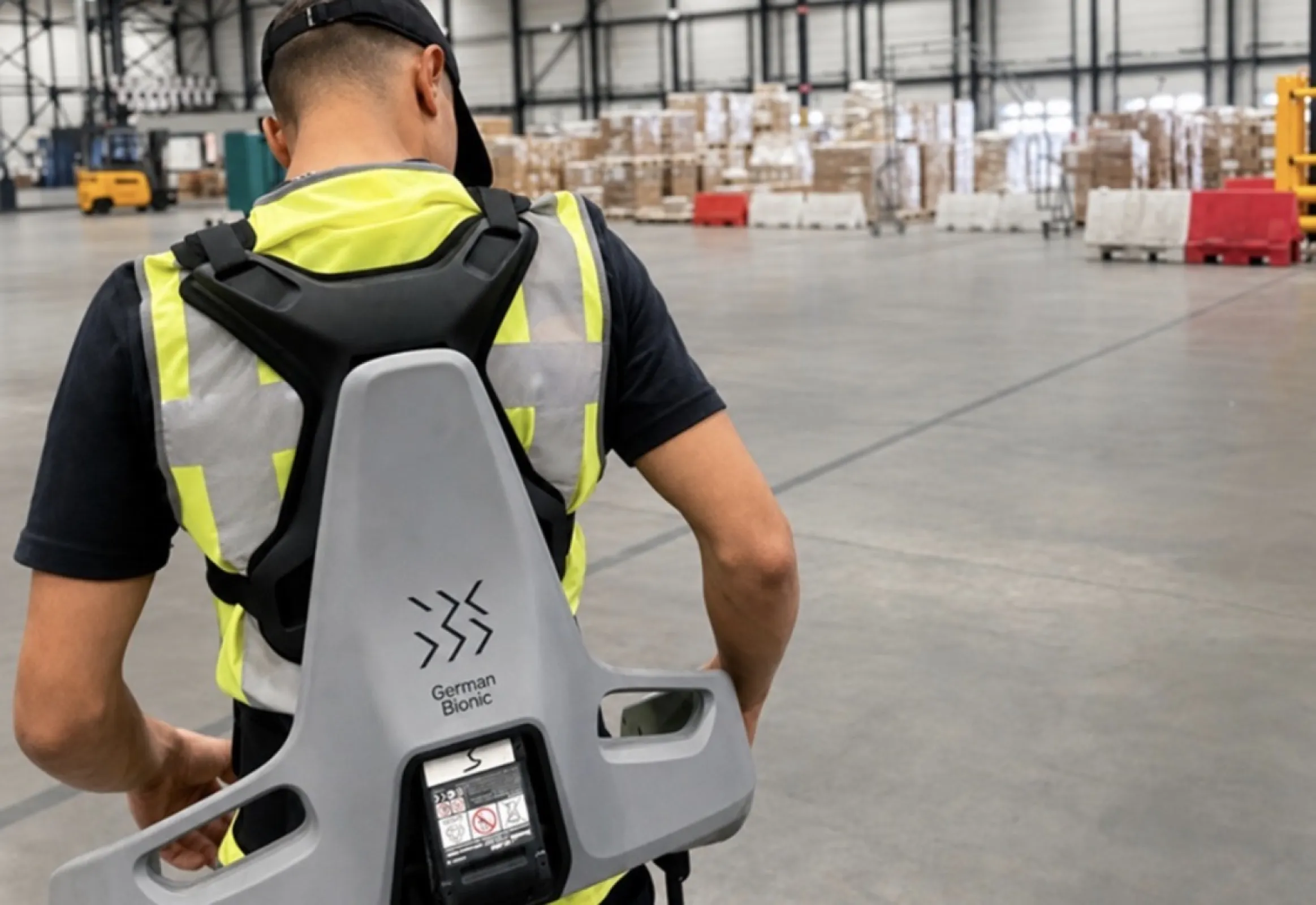EXIA providing adaptive lifting support in logistics.