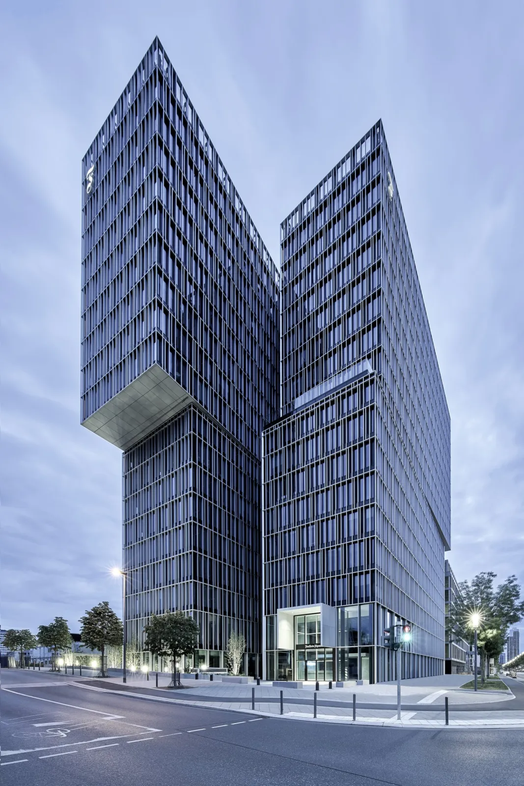 FAZ Tower, Frankfurt am Main – two offset towers with striking cantilevers, photographed at dusk. Photo: Jens Willebrand