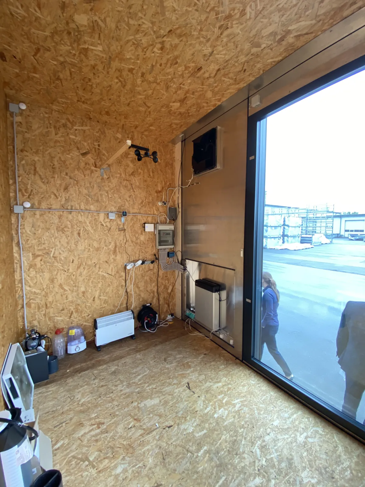 PRÄKLIMA - test room | Präklima is an innovative, self-sufficient facade system designed to maximize the energy efficiency of buildings by independently adapting to both external and internal environmental conditions.  | © Priedemann
