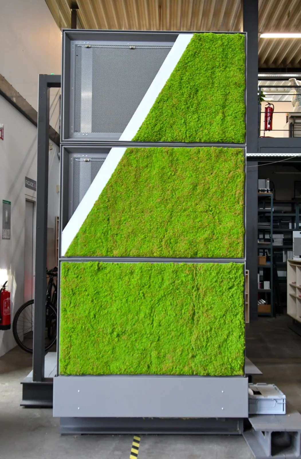 MossFacT - demonstrator| The MossFacT greening concept is based on the development of frame elements for ventilated rainscreen facades in which mosses are integrated by a 3D textile. | © Priedemann