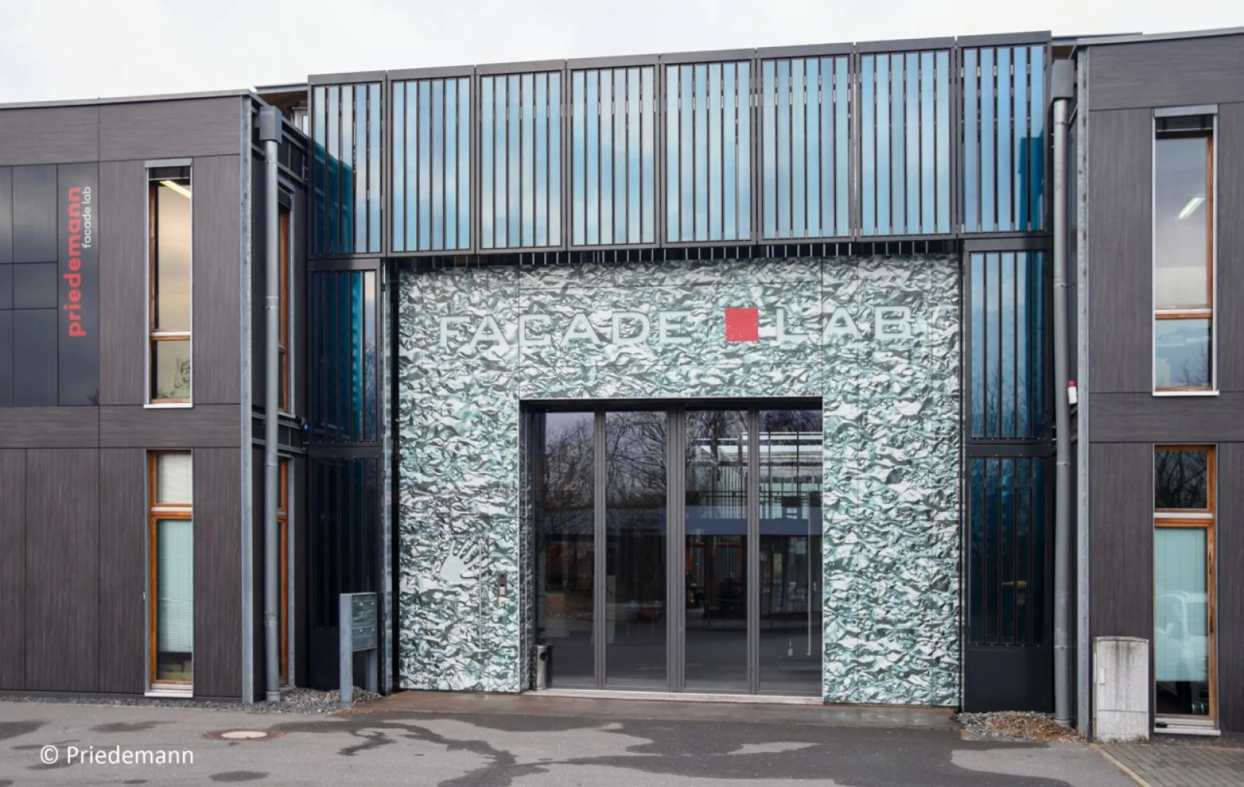 DESTINI - Realization | The public funded research project DESTINI aims on the development of solar thermal modules with large heatpipe integrated louvres.  | © Priedemann