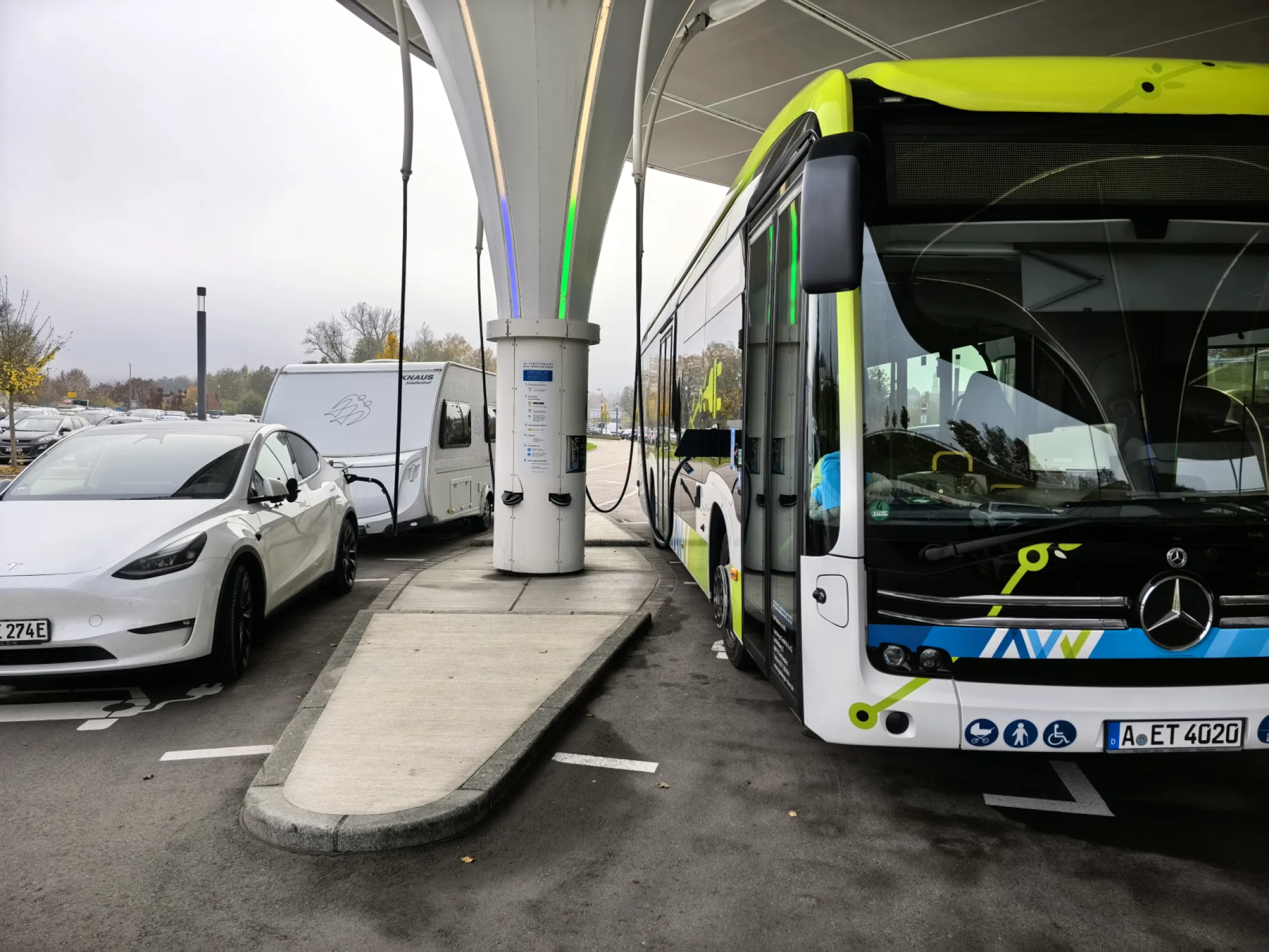 Top to Down charging solution for up to 4 vehicules